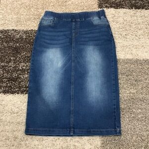 Nuggles brand denim skirt. Pull on, no split or fly. Lots of stretch. Size M